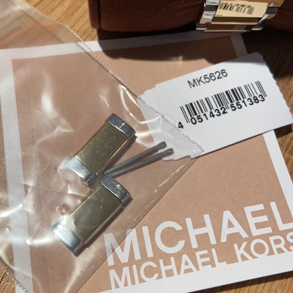 MICHAEL KORS
Parker Quartz White Dial Two Tone Bracelet Ladies Watch - Picture 4 of 11